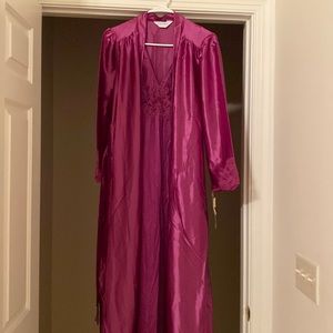 NWT Elegant vintage magenta silk and lace gown with matching silky lace robe.